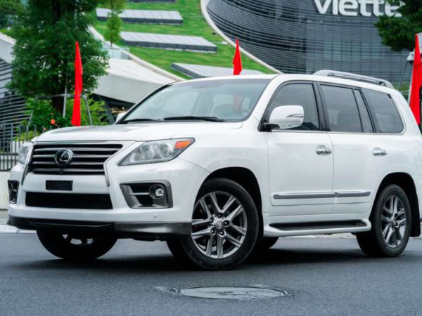 Lx 570 2013 hanoicar 1.jpg